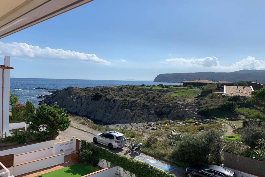 Beachfront Duplex With Terrace And Sea Views - Кадакес Екстериор снимка