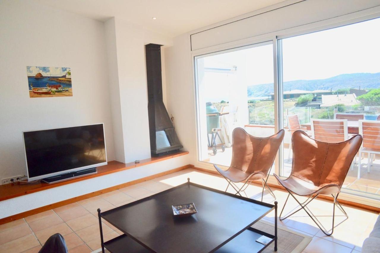 Beachfront Duplex With Terrace And Sea Views - Кадакес Екстериор снимка