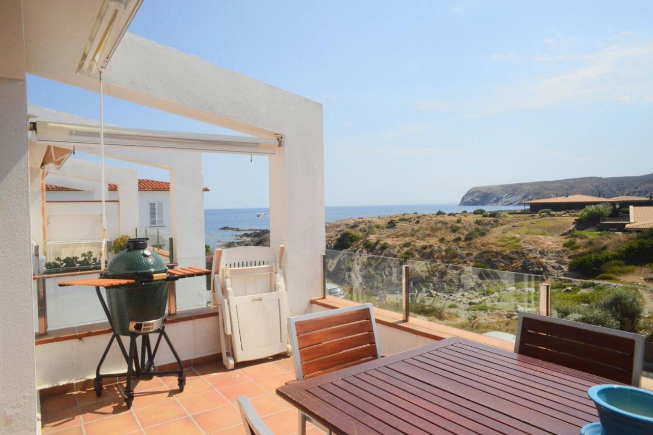 Beachfront Duplex With Terrace And Sea Views - Кадакес Екстериор снимка
