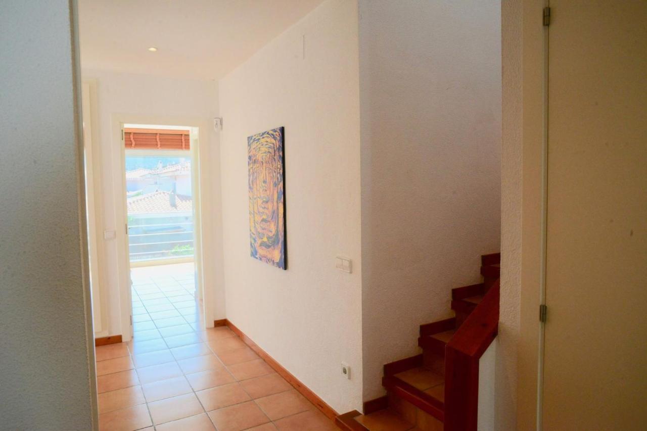 Beachfront Duplex With Terrace And Sea Views - Кадакес Екстериор снимка