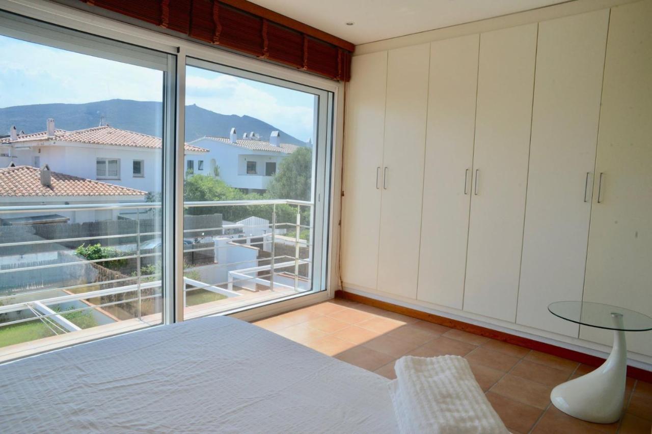 Beachfront Duplex With Terrace And Sea Views - Кадакес Екстериор снимка