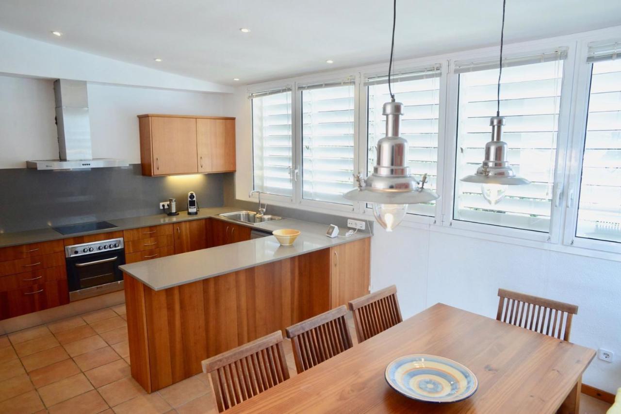 Beachfront Duplex With Terrace And Sea Views - Кадакес Екстериор снимка
