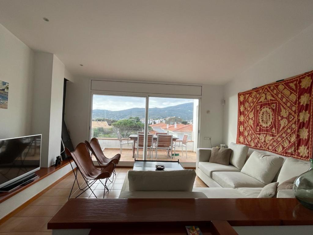 Beachfront Duplex With Terrace And Sea Views - Кадакес Екстериор снимка